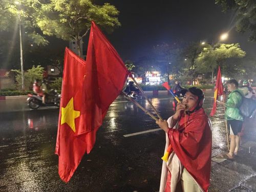 Hai pha lập công của Hai Long và Nguyễn Quang Hải đã giúp đội tuyển Việt Nam đánh bại Thái Lan 2-0 ngay tại sân Rajamangala trong trận chung kết lượt đi ASEAN Cup 2026. Ở nhiều tuyến phố Thủ đô, người dân đổ ra đường ăn mừng bất chấp mưa lớn.