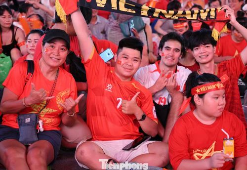 Hòa mình vào biển người hừng hực khí thế, anh Nguyễn Hữu Thông (ngồi giữa, ngụ phường Bình Phú) hào hứng: “Tôi và hàng ngàn cổ động viên ở đây đều đặt trọn niềm tin vào các cầu thủ. Hy vọng các chiến binh sao vàng bung hơn 100% phong độ, cống hiến một trận cầu rực lửa và giành chiến thắng vẻ vang tặng người hâm mộ. Trận thắng này là cú hích tâm lý vững chắc, giúp chúng ta nắm chắc lợi thế trước trận lượt về với kình địch Thái Lan”.