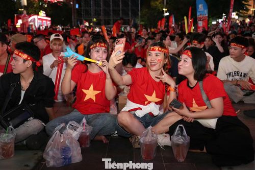 Các nữ cổ động viên chia sẻ niềm vui, lưu giữ khoảnh khắc đẹp trước giờ bóng lăn