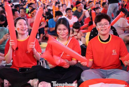 Có mặt tại quảng trường từ rất sớm, nhiều bạn trẻ không giấu nổi sự choáng ngợp trước sức mạnh tinh thần và độ “chịu chơi” của người hâm mộ thành phố.