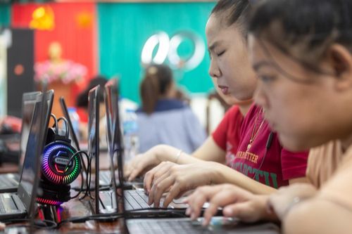 Mặc dù không nhìn thấy, các học viên khiếm thị vẫn có thể sử dụng máy tính nhờ các phần mềm hỗ trợ đọc văn bản bằng giọng nói.