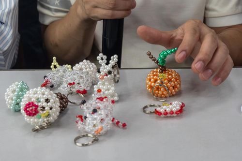 Họ không bán những mặt hàng xa xỉ, đắt tiền mà họ bán những sản phẩm do họ hoặc những người bạn tại Trung tâm làm ra.