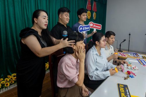 Bởi đặc thù khiếm thị, giảng viên vừa phải hướng dẫn cách thức truyền tải thông điệp, thông tin, vừa phải là người hướng dẫn từ tư thế ngồi cho từng học viên trong lớp.