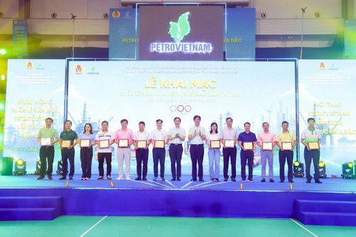Phó Bí thư thường trực Đảng ủy PETROVIETNAM Trần Quang Dũng và Chủ tịch Công đoàn PETROVIETNAM Nguyễn Mạnh Kha trao biểu trưng khen thưởng cho các tập thể tiêu biểu xuất sắc trong phong trào xây dựng đời sống văn hóa cơ sở năm 2026