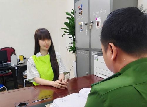 "Cô giáo Hương" làm việc với cán bộ điều tra.