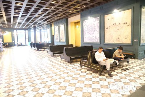 Du khách từ các tuyến đảo đã được đưa vào đất liền từ sáng. (Ảnh: TV)