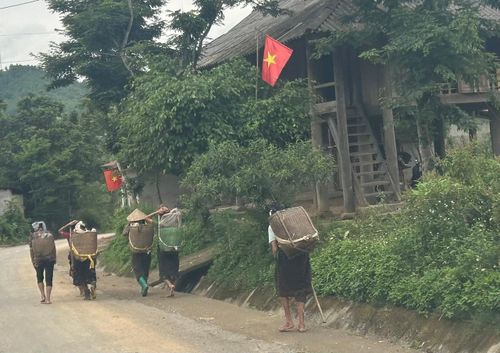 Cuộc sống người dân vùng cao xứ Thanh còn nhiều khó khăn, xa lạ với công nghệ.