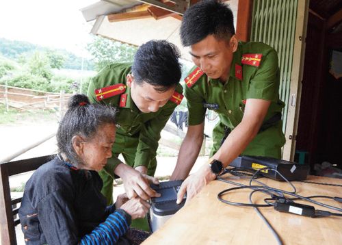Đi tìm từng công dân làm căn cước.