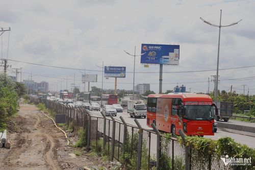 Các đoạn đường gom dân sinh trong phạm vi mở rộng cao tốc hơn 36.000 tỷ đồng chưa được thu hồi. Ảnh: TK