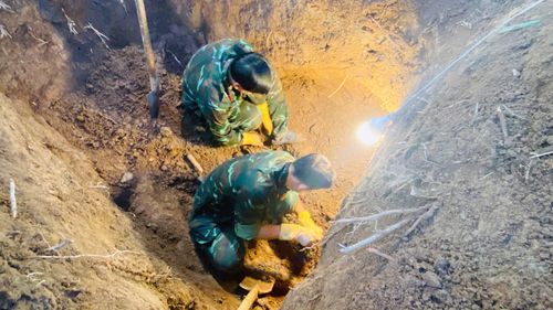 Các cán bộ, chiến sĩ Đội K91 tỉ mỉ tìm kiếm từng dấu tích, di vật để quy tập hài cốt liệt sĩ. Ảnh: Đội K91 
