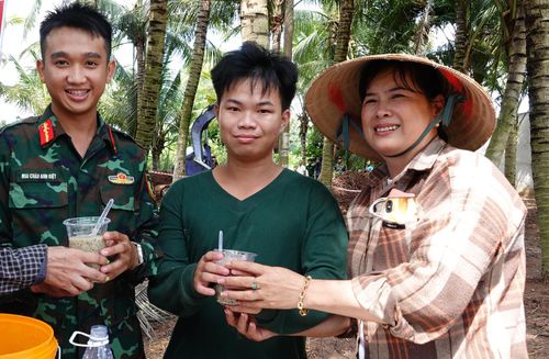 Bà Lê Thị Ngân Hà (bìa phải) là người cung cấp thông tin về khả năng còn hài cốt liệt sĩ tại khu vực Nghĩa trang Cả Cái cũ. Ảnh: Linh Thanh 