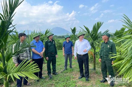 Ông Đào Biên Thùy - Bí thư Đảng ủy xã Quảng Tân (thứ 2 từ phải sang) thăm, kiểm tra thực tế một số mô hình kinh tế trên địa bàn