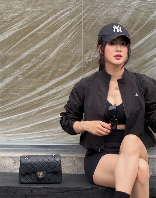 Diễn viên Minh Trang mặc cá tính dạo phố.