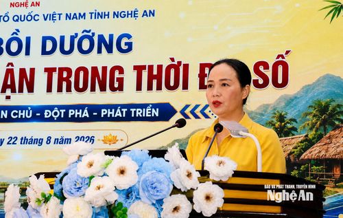 Bà Trần Thị Thu Hương, Phó Chủ tịch UBMTTQ Việt Nam tỉnh Nghệ An khai mạc lớp bồi dưỡng cán bộ Mặt trận trong thời đại số. Ảnh: Nguyễn Nam