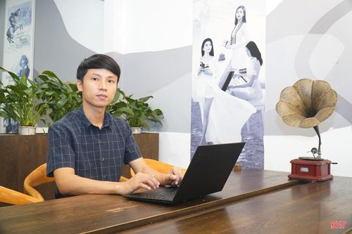Anh Nguyễn Thanh Sơn, kế toán tại Công ty TNHH Năng lượng Việt DMT, nghiên cứu ứng dụng AI vào quy trình nghiệp vụ kế toán.