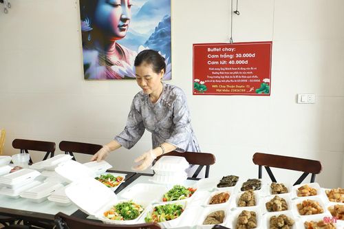 Quán chay Thuận Duyên chuẩn bị các món chay để giao cho khách.
