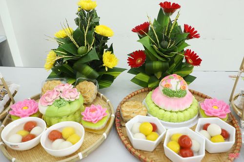 Lễ vật phục vụ rằm tháng Bảy được tiệm bánh Lê Thương trang trí đẹp mắt, tính thẩm mỹ cao.
