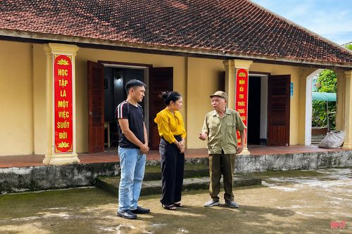 Ông Nguyễn Huyên kể về phong trào học chữ Quốc ngữ tại Trường Nghĩa Yên Minh Tân.