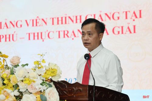 TS. Nguyễn Quang Ngọc - Phó Hiệu trưởng Trường Chính trị Trần Phú báo cáo đề dẫn hội thảo.