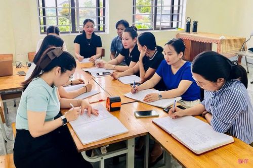 Giáo viên Trường Tiểu học Cẩm Quang sinh hoạt chuyên môn nghiệp vụ, chuẩn bị đón năm học mới.
