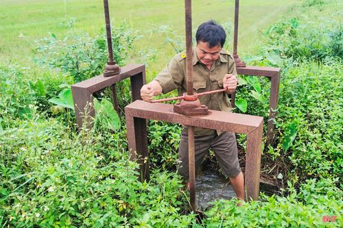 Cùng với việc đẩy nhanh tiến độ, các địa phương tập trung triển khai các phương án tiêu thoát nước, khơi thông dòng chảy, không để nước ứ đọng kéo dài ảnh hưởng đến diện tích lúa chưa thu hoạch.