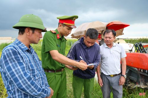 Ngoài ra, các xã, phường rà soát số lượng máy gặt đập liên hợp, chủ động phương án điều tiết phù hợp giữa các vùng, tránh tình trạng thiếu máy cục bộ. Ông Nguyễn Thanh Hoàn - Phó Trưởng phòng Kinh tế, UBND xã Trường Lưu cho biết: "Xã phối hợp với lực lượng công an bám sát cơ sở, kịp thời ngăn chặn tình trạng bảo kê máy gặt, ép giá hay tăng giá dịch vụ, giúp người dân thu hoạch thuận lợi".