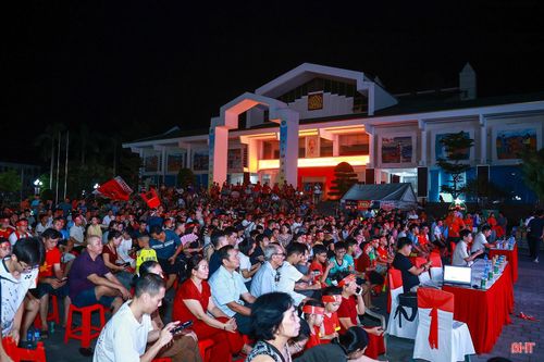 Ngay từ đầu giờ tối nay, đông đảo người hâm mộ Hà Tĩnh đã có mặt tại trung tâm để cổ vũ cho đội tuyển Việt Nam.