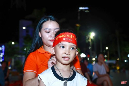 Trẻ em được bố mẹ đưa đi cổ vũ đội tuyển Việt Nam.