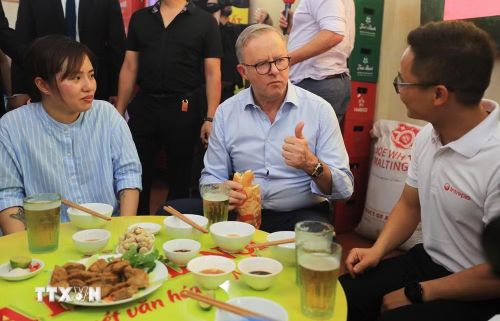 Thủ tướng Australia Anthony Albanese dành lời khen với bánh mỳ truyền thống của Việt Nam. (Ảnh: Lâm Khánh/TTXVN)