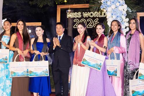 Phó Chủ tịch Thường trực Ủy ban nhân dân tỉnh Khánh Hòa, ông Nguyễn Long Biên trao quà cho các thí sinh và ban tổ chức cuộc thi. (Ảnh: BTC)
