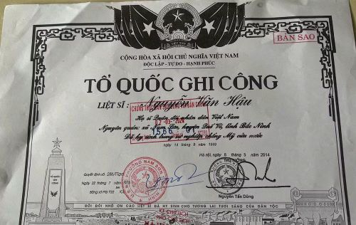 Trừ trái qua: Kỷ vật được tìm thấy - Giấy báo tử - Bằng Tổ quốc ghi công. (Ảnh: Quang Cường)