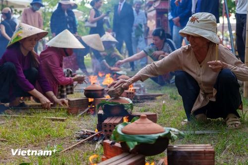 Cơm được nấu trong nồi đất đậy lót lá chuối mang lại hương thơm đặc trưng, đòi hỏi người nấu phải túc trực canh lửa. (Ảnh: Thanh Phong/Vietnam+) 