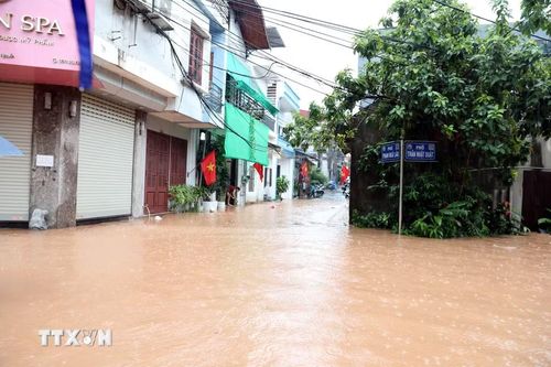 Nước sông Kỳ Cùng dâng cao, nhiều khu vực ven sông, trũng thấp trên địa bàn tỉnh Lạng Sơn bị ngập sâu. (Ảnh: Văn Đạt/TTXVN)