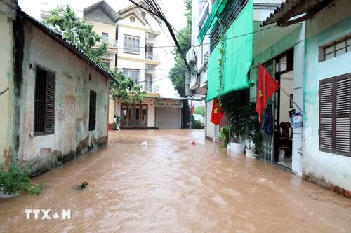 Nước sông Kỳ Cùng dâng cao tràn vào nhà dân ven sông tại phường Lương Văn Tri, tỉnh Lạng Sơn. (Ảnh: Văn Đạt/TTXVN)