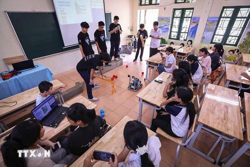 Buổi giao lưu, trải nghiệm điều khiển Robot của học sinh trường Tiểu học và Trung học cơ sở Nhuận Trạch xã Lương Sơn, tỉnh Phú Thọ. (Ảnh: Trọng Đạt/TTXVN)