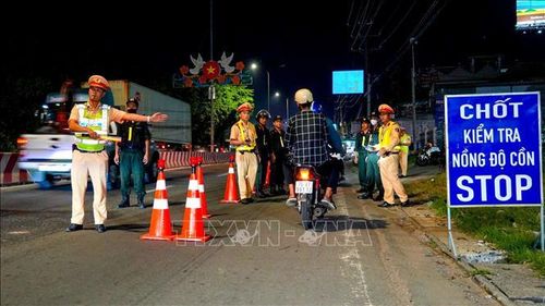 Lực lượng chức năng Tây Ninh lập chốt kiểm tra nồng độ cồn đối với người điều khiển phương tiện tham gia giao thông trên tuyến Quốc lộ 22B.