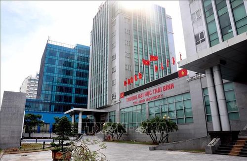 Trụ sở tòa tháp đôi của Sở Tài chính và Sở Công thương (tỉnh Thái Bình cũ) được sửa chữa, cải tạo trở thành cơ sở 2 của Trường Đại học Thái Bình. Ảnh: Thế Duyệt/TTXVN