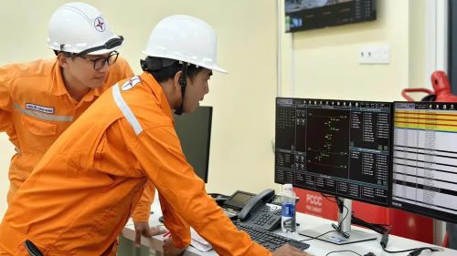 Nhân viên EVNSPC kiểm tra thông số các thiết bị trước khi đóng điện