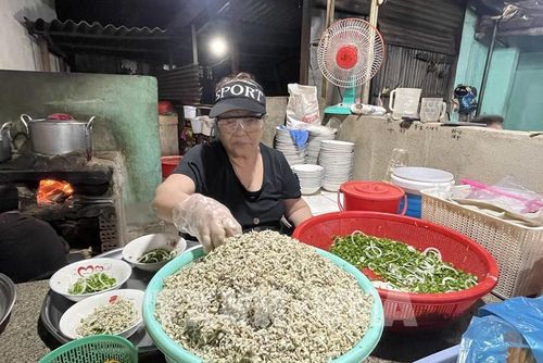 Chuẩn bị món ăn từ Don cho khách tại Quán Don bà Cẩm ở đường Trường Sa (xã An Phú). Ảnh: Phạm Cường - TTXVN