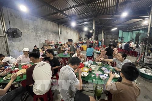Người dân và du khách thưởng thức các món ăn từ Don. Ảnh: Phạm Cường-TTXVN