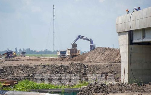 Phương tiện, máy móc thi công gói thầu số 1 Dự án thành phần 2, cao tốc Châu Đốc - Cần Thơ - Sóc Trăng. Ảnh: Thanh Liêm - TTXVN