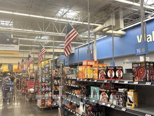 Các kệ hàng tại một cửa hàng của Walmart ở thủ đô Washington D.C. Ảnh: Đoàn Hùng - P/v TTXVN tại Mỹ 