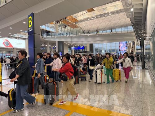 Du khách nước ngoài tại sân bay Hong Kong. Ảnh: Mạc Luyện - PV TTXVN tại Hong Kong