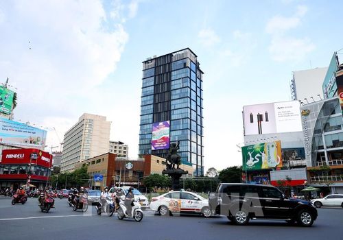 Khu vực ngã sáu Phù Đổng, phường Bến Thành (trung tâm Quận 1) tập trung nhiều cao ốc cho thuê văn phòng. Ảnh: Hồng Đạt - TTXVN