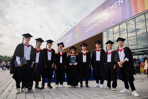 Các tân cử nhân của EIU