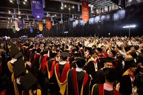 Quang cảnh lễ tốt nghiệp của EIU