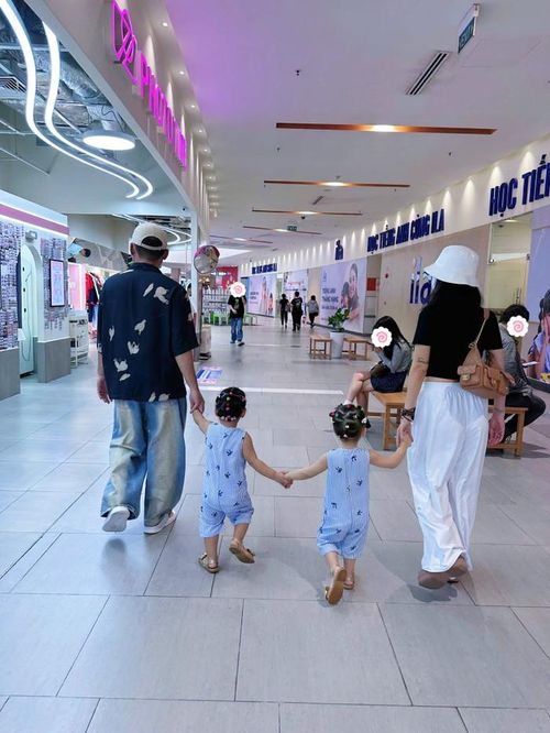 Thu Trang và Tiến Luật bên hai con gái nhỏ.