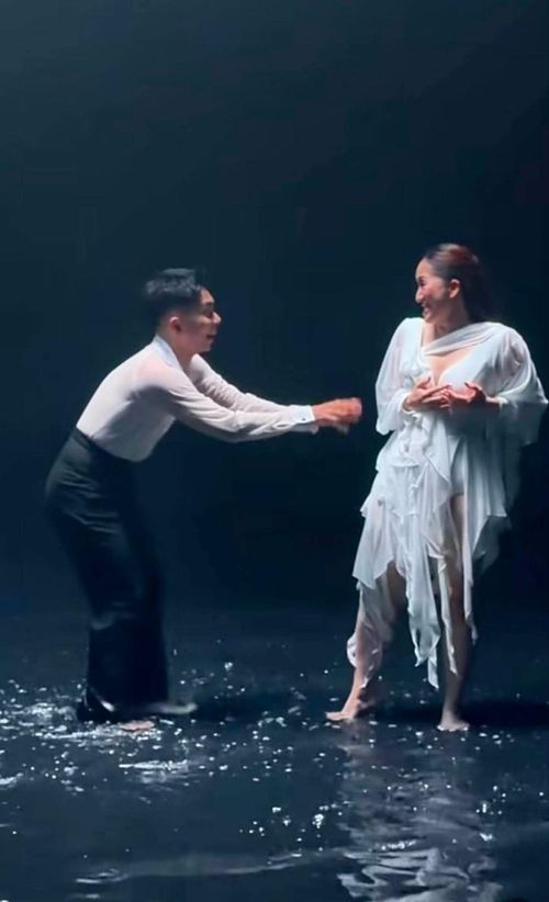 Khoảnh khắc hài hước khi Phan Hiển làm văng nước trúng Khánh Thi trong khi đang ghi hình.