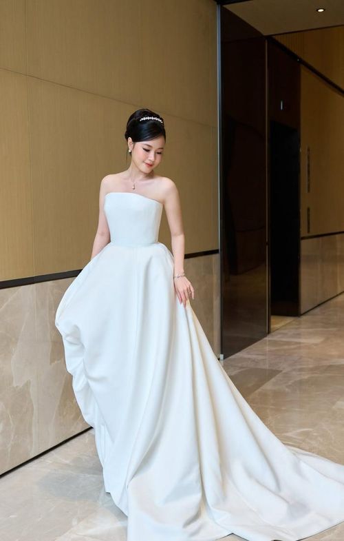 Kiểu tóc búi gọn phía sau càng làm nổi bật đường nét thanh tú của Midu. Ảnh: FBNV