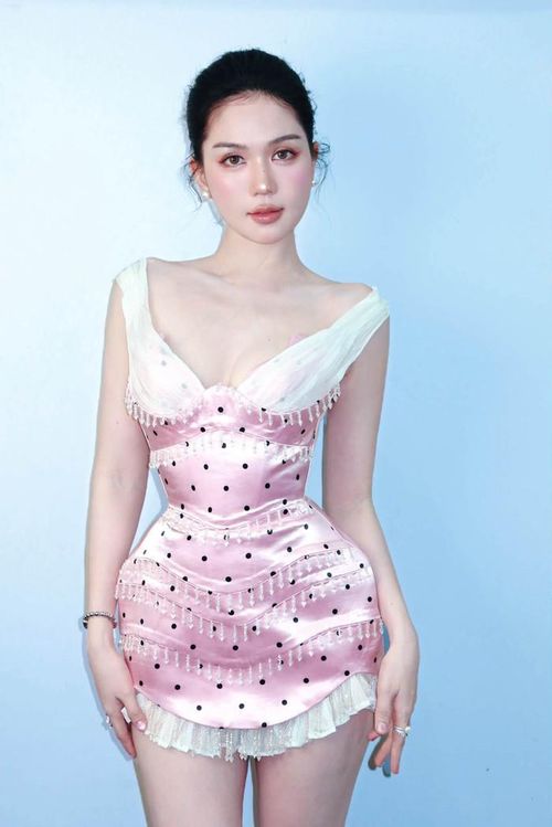 Ngọc Trinh khoe diện mạo quyến rũ cùng dòng trạng thái ngắn gọn về chuyện "yêu". (Ảnh: FBNV)